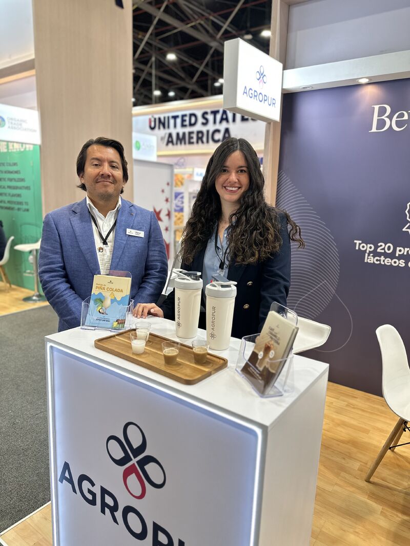 Jessica en el stand de Agropur en Alimentec