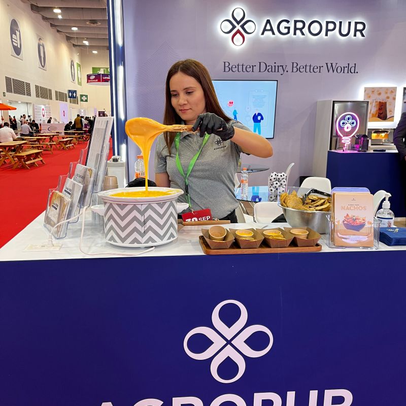 Demostración de queso en el stand de Agropur