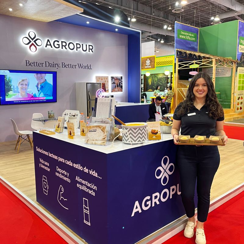 Jessica en el stand de Agropur en Food Tech Summit 2025