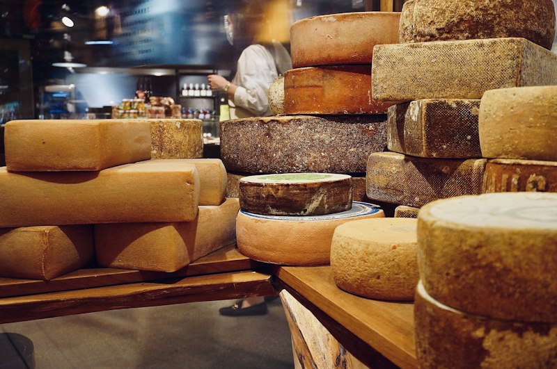 Ruedas de queso en una cava