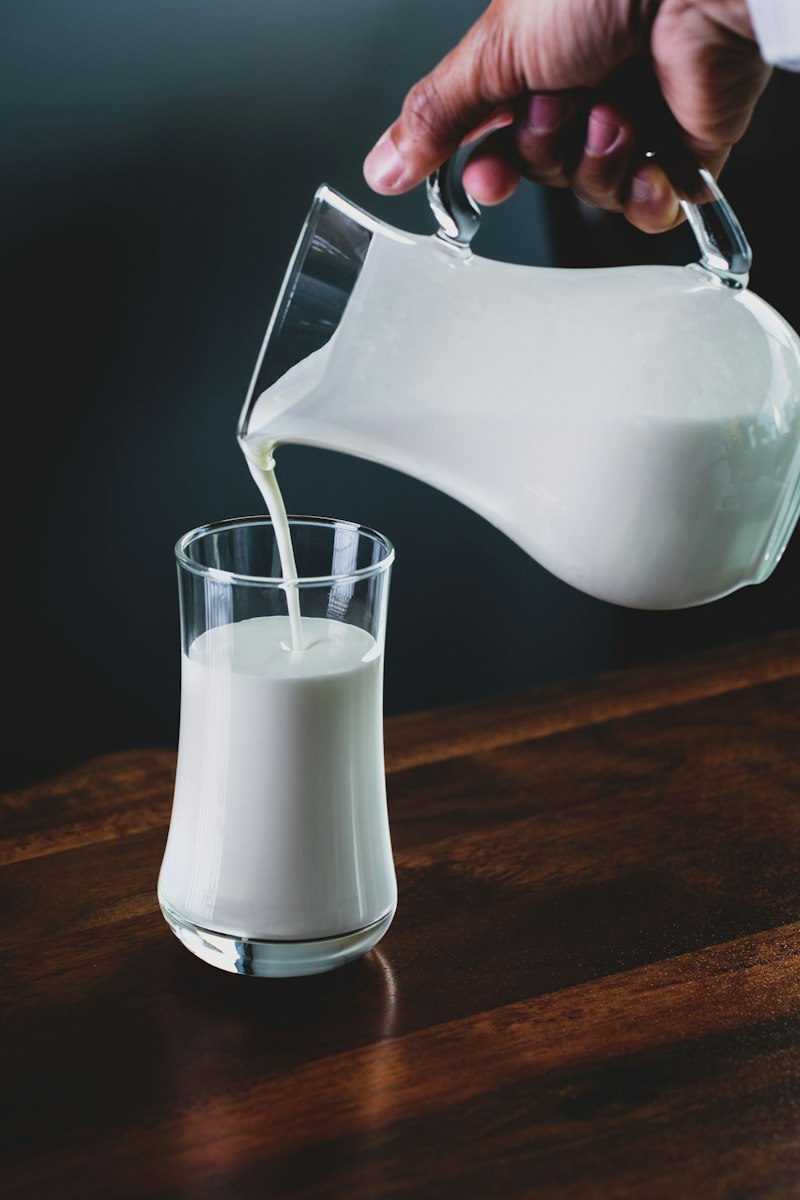 Leche servida en un vaso